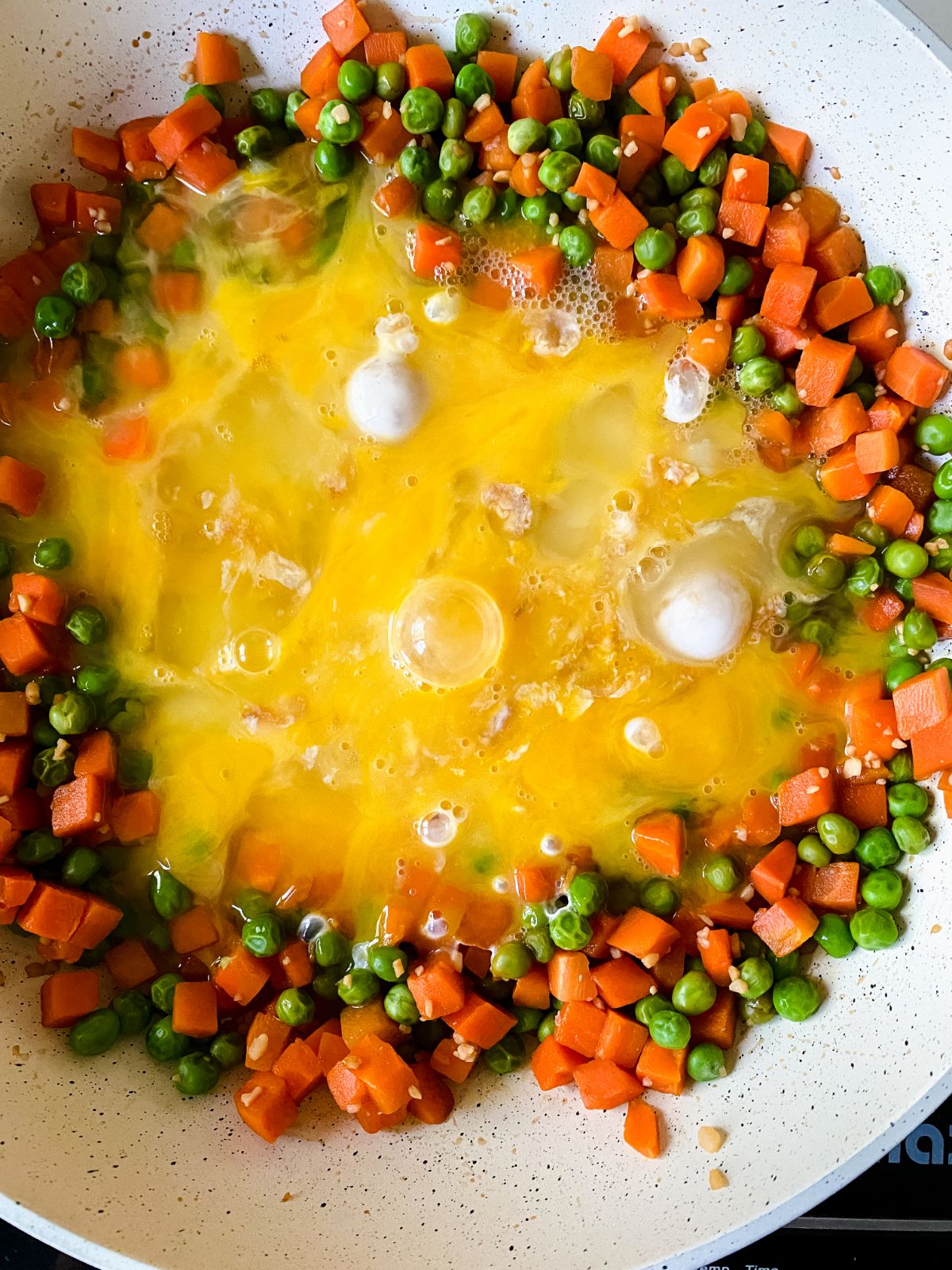 egg in center of skillet with vegetables